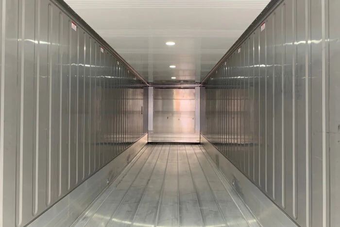 40-Reefer-Interior-700x467-1.webp