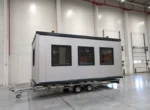 Vue-exterieure-du-bureau-container-18-m²-avec-portes-et-fenetres-600×439-1