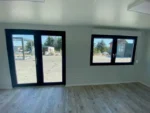 Container-bureau-amenage-18-m²-–-facade-vitree-600×600-1