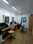 Vue-exterieure-du-bureau-container-18-m²-avec-portes-et-fenetres-600×439-1